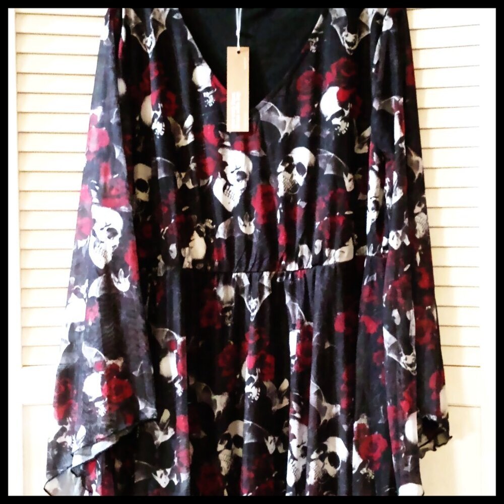 NWT Skull and Roses Pattern Dress by BloomChic Size 18/20 - Picture 3 of 6